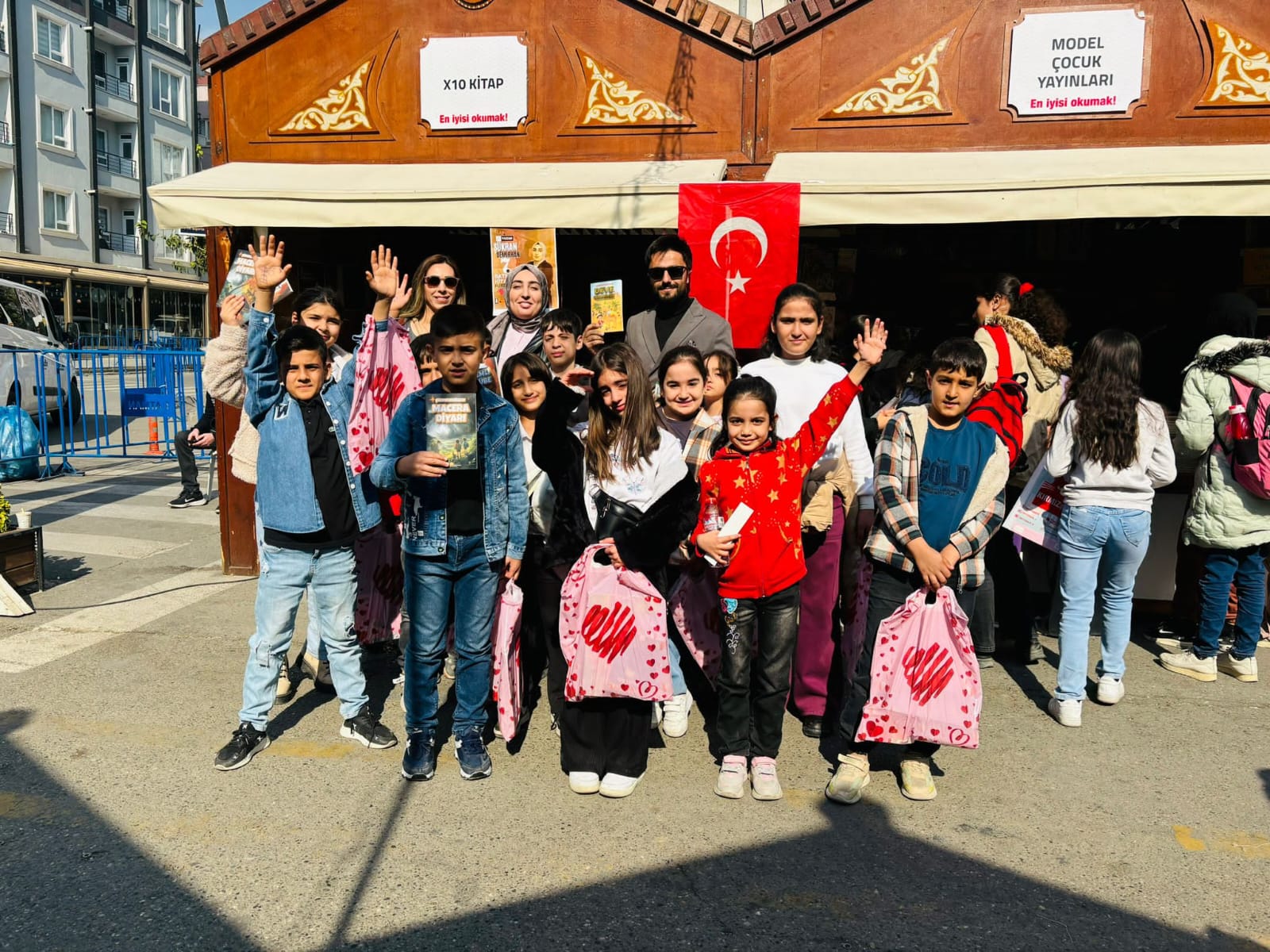 Öğrencilere kitaplarını tanıttı