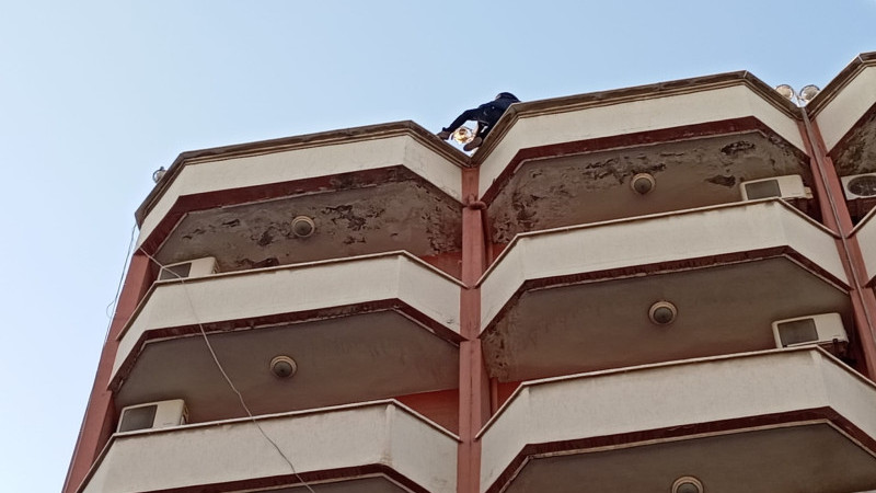 Otel çatısında intihar girişimi