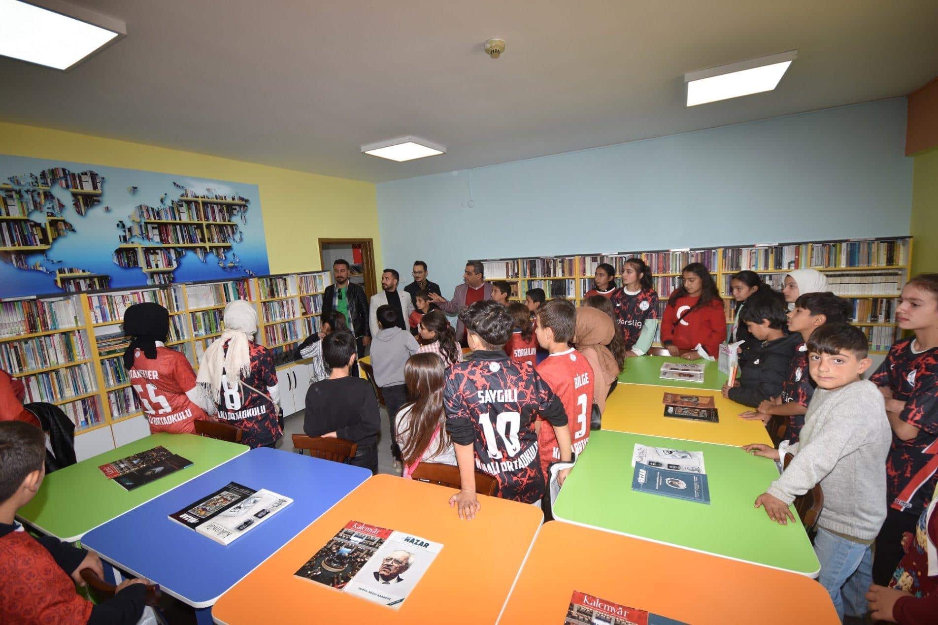 Sasonlu öğrenciler kitap noktasını gezdi