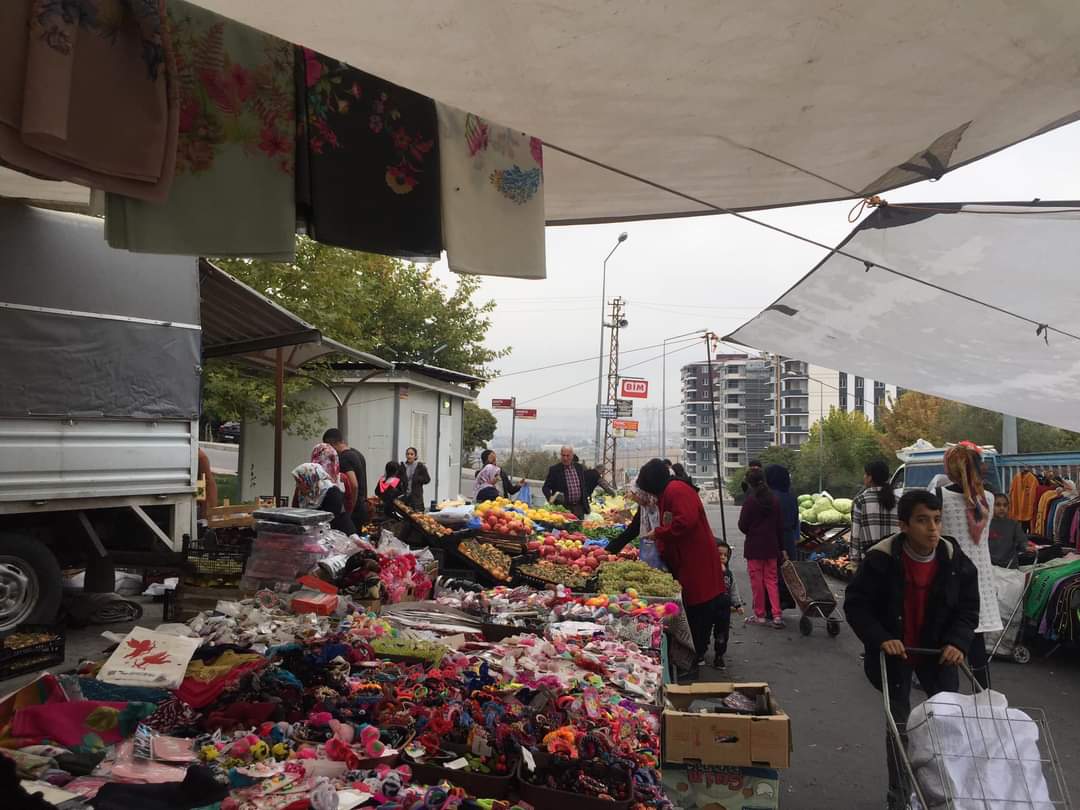 Semt pazarında sessizlik hakim