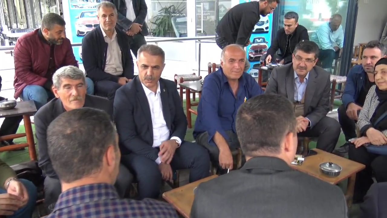 Vatandaşlarla çay içip sohbet etti