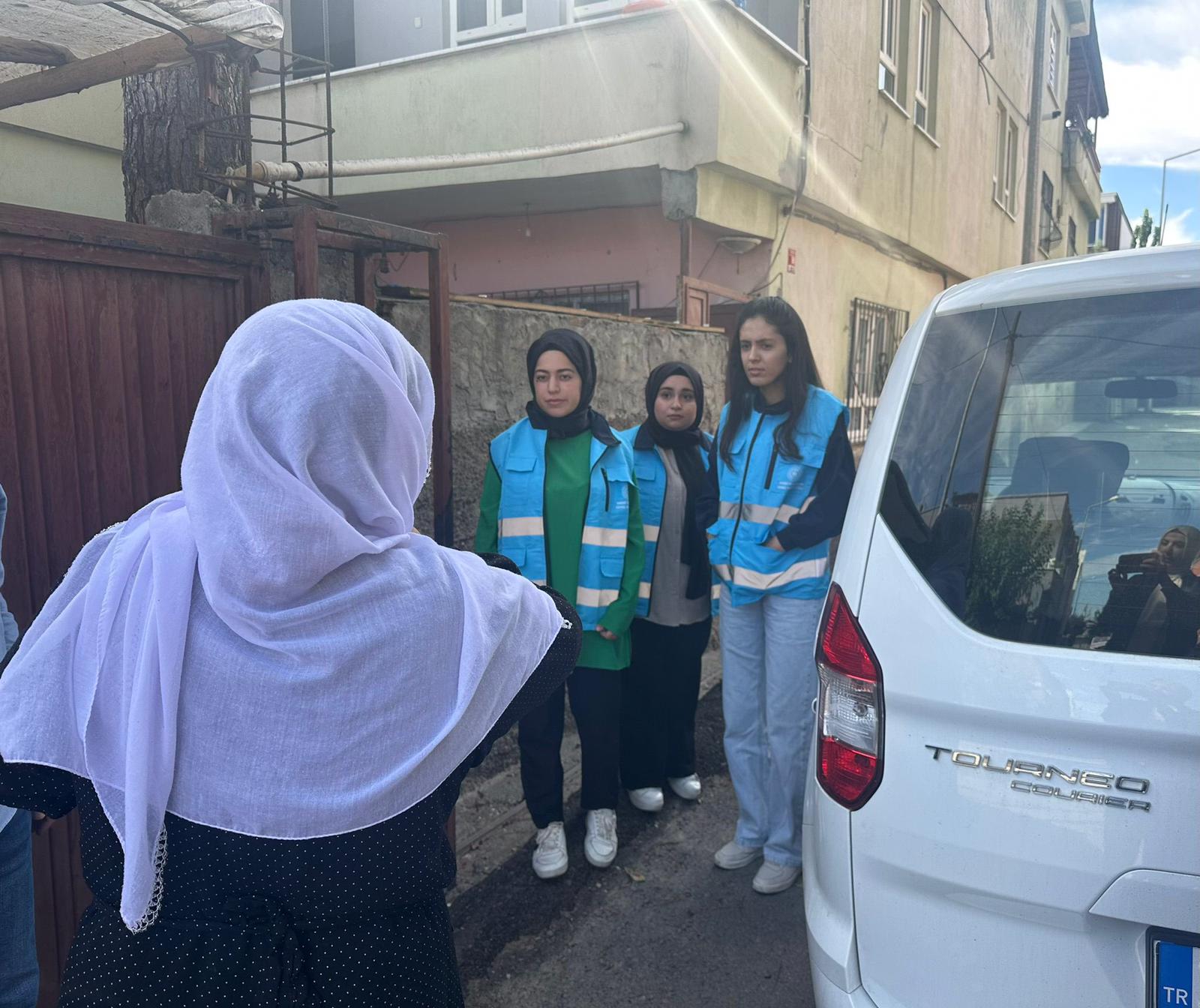 Yardım kolilerini sahiplerine ulaştırıyorlar