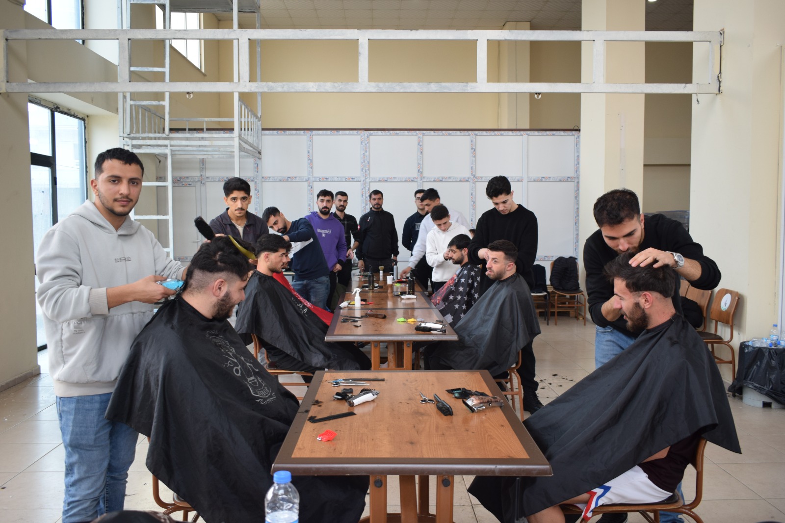 200 Öğrenciyi tıraş ettiler