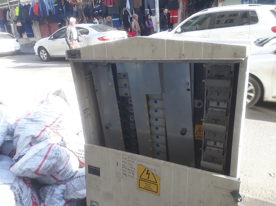 Açık trafolar tehlikeye saçıyor