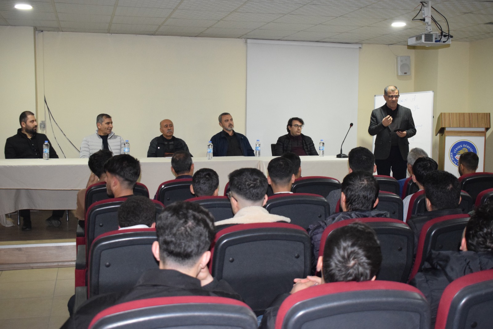 Akademisyenler öğrencilerle buluştu