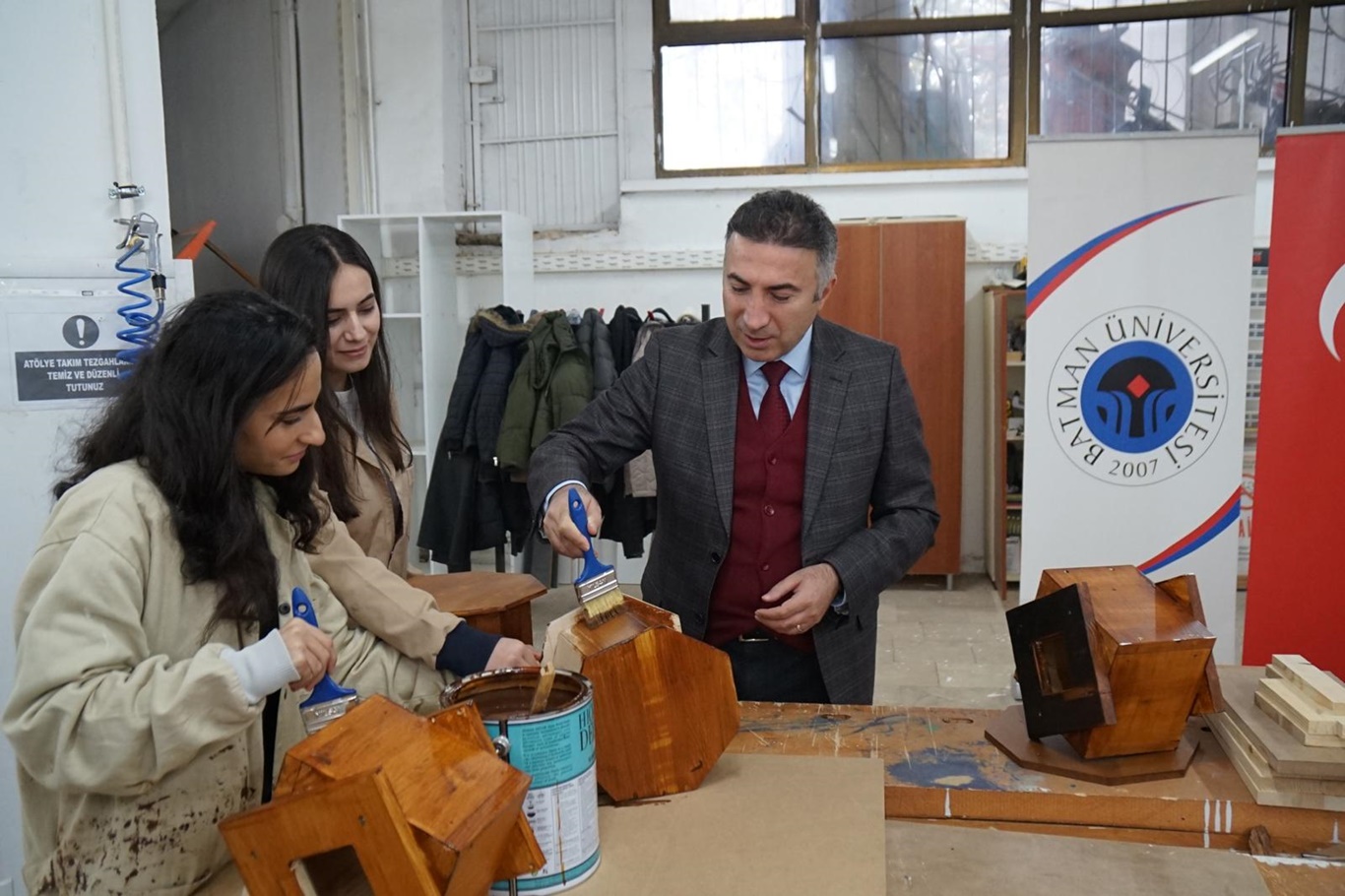 Atık ahşaplar kuş yuvasına dönüştürüldü