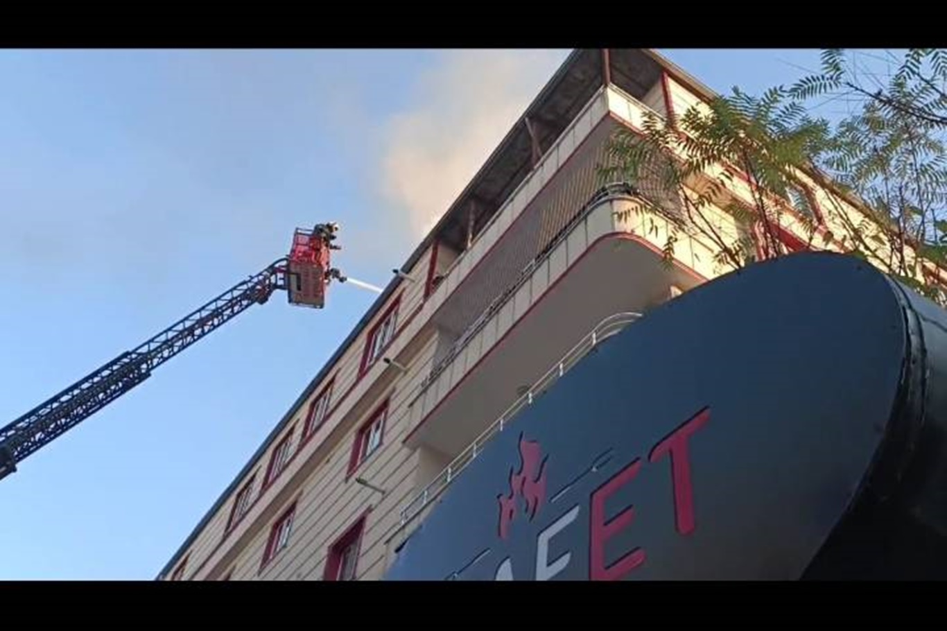 Çatı katındaki yangın söndürüldü