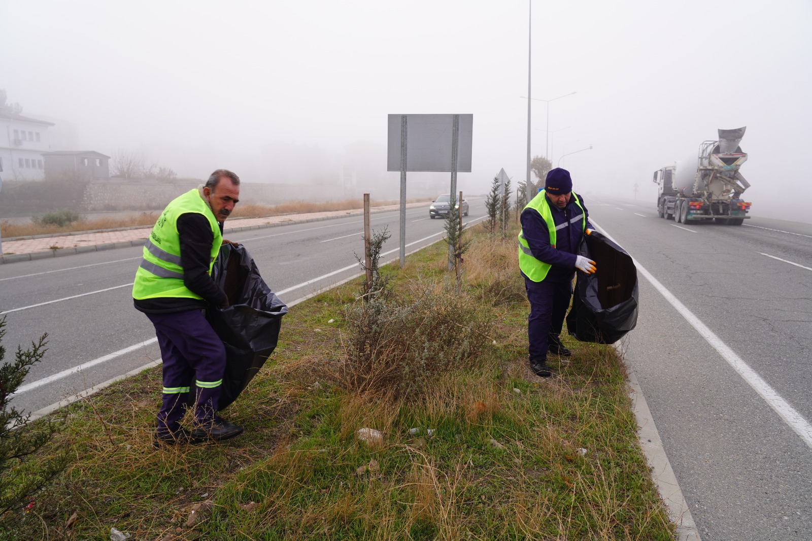 Çevre yolunda 4 kamyon çöp toplandı