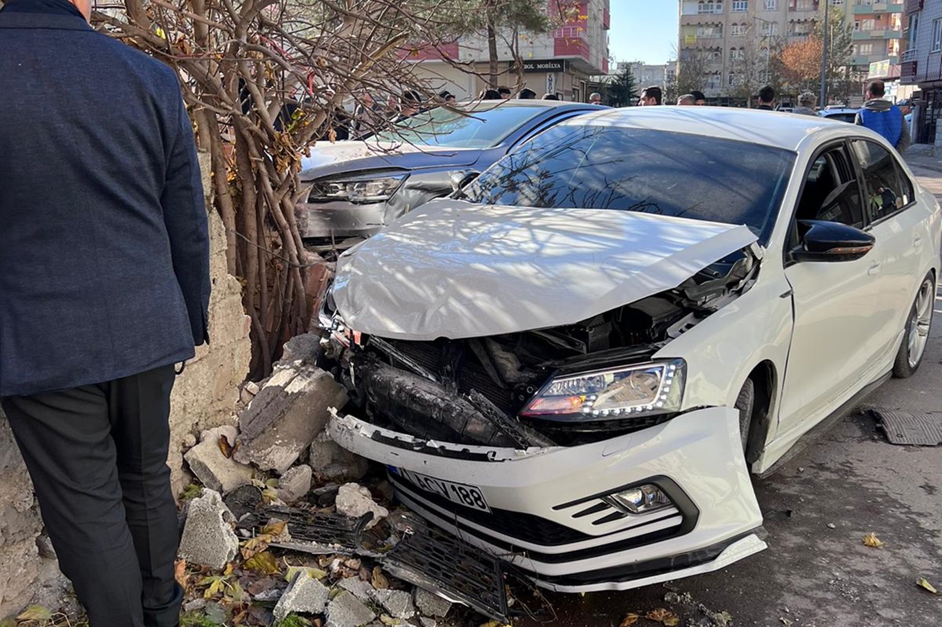 Kontrolden çıkan otomobil duvara çarptı