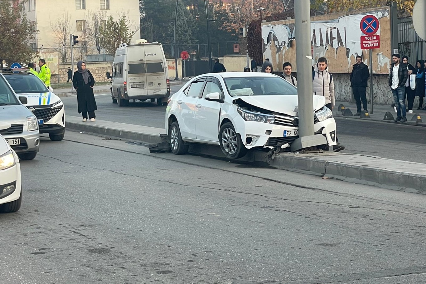 Otomobil elektrik direğine çarptı