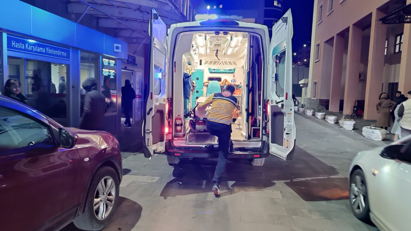 Otomobil, seyyar tablaya çarptı