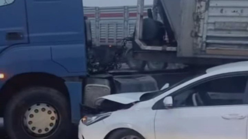 Otomobil, tırla çarpıştı