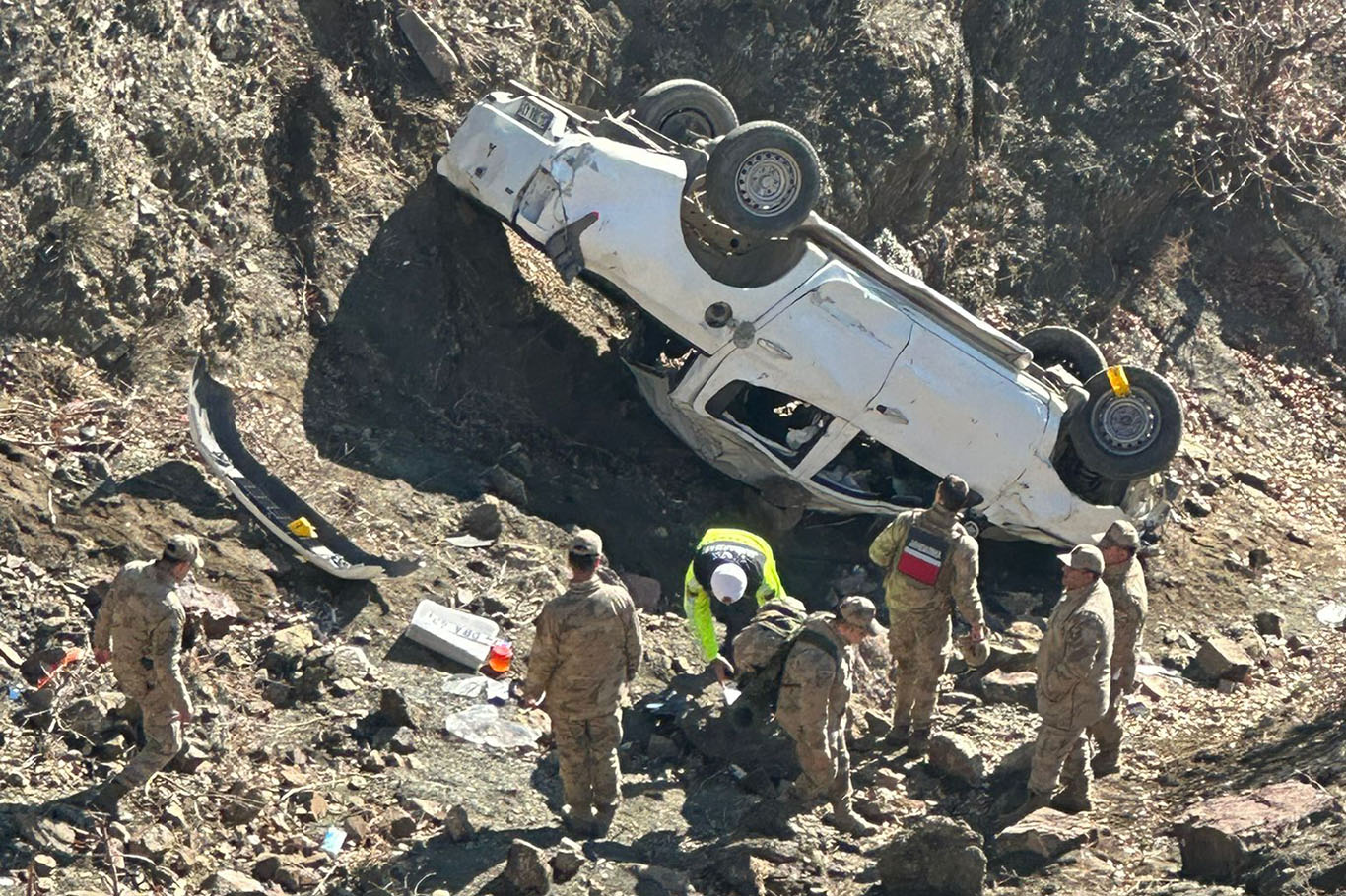 Pikap uçuruma yuvarlandı