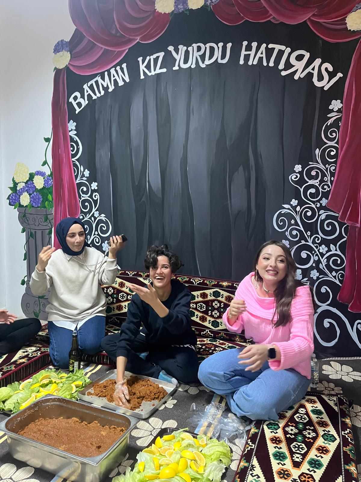 RAHİME USTA, HEM YOĞURDU HEM SÖYLEDİ