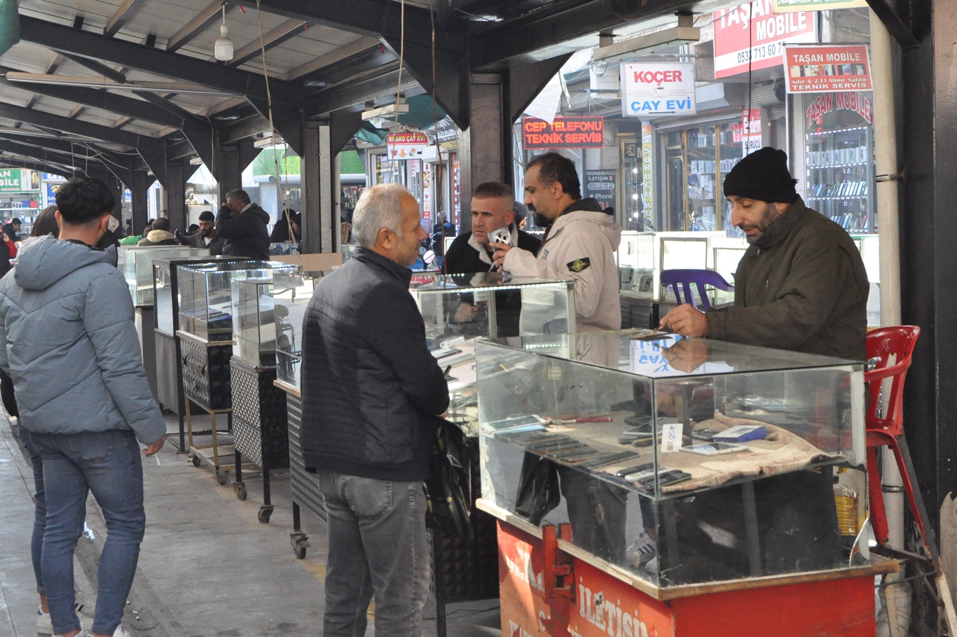 Soğuklara rağmen tezgahlarının başındalar