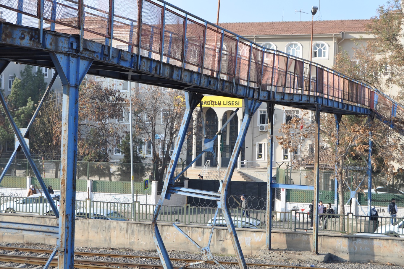 Tehlike oluşturan üst geçit kapatıldı