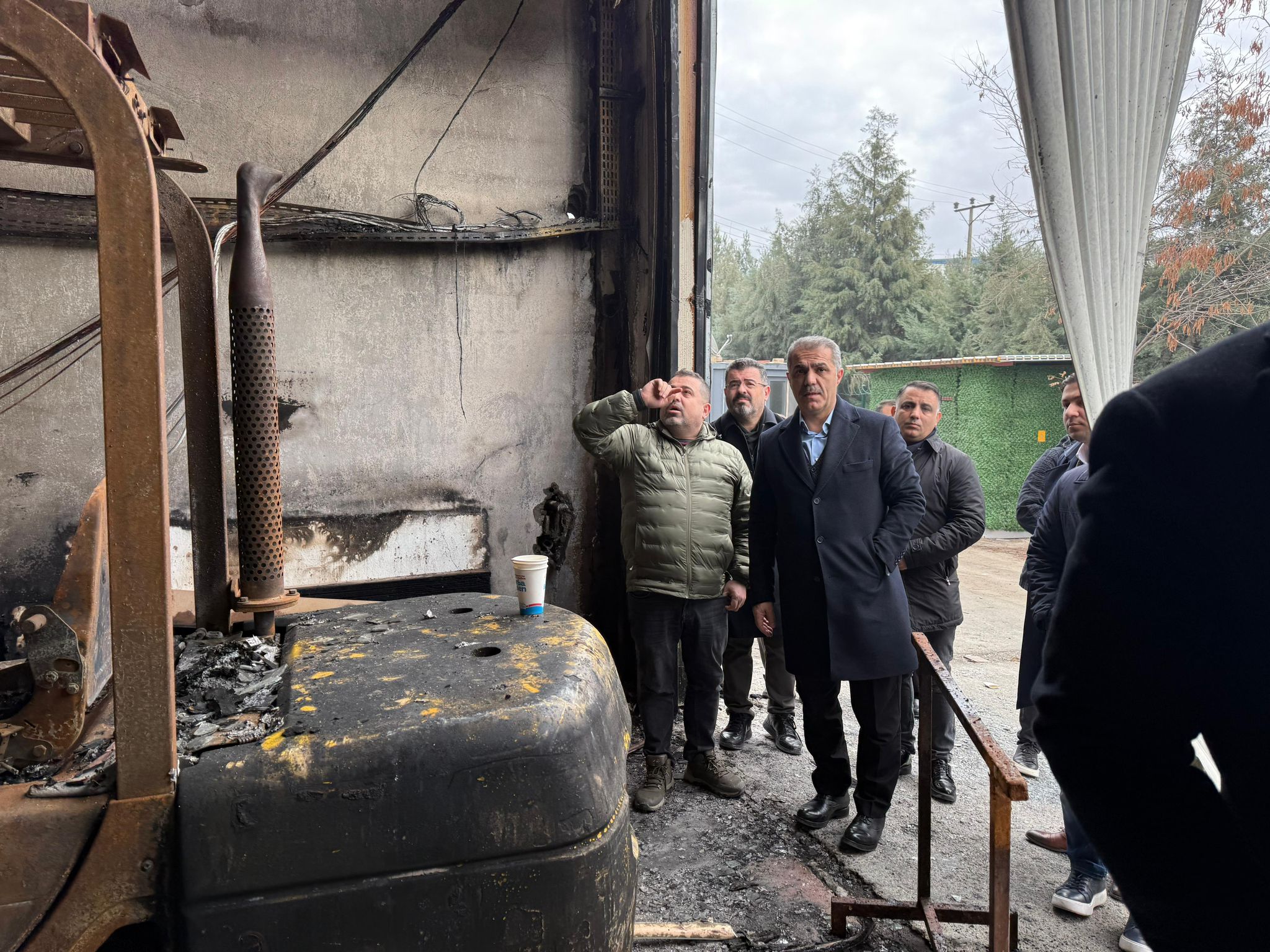 Yanan fabrikayı gezdiler