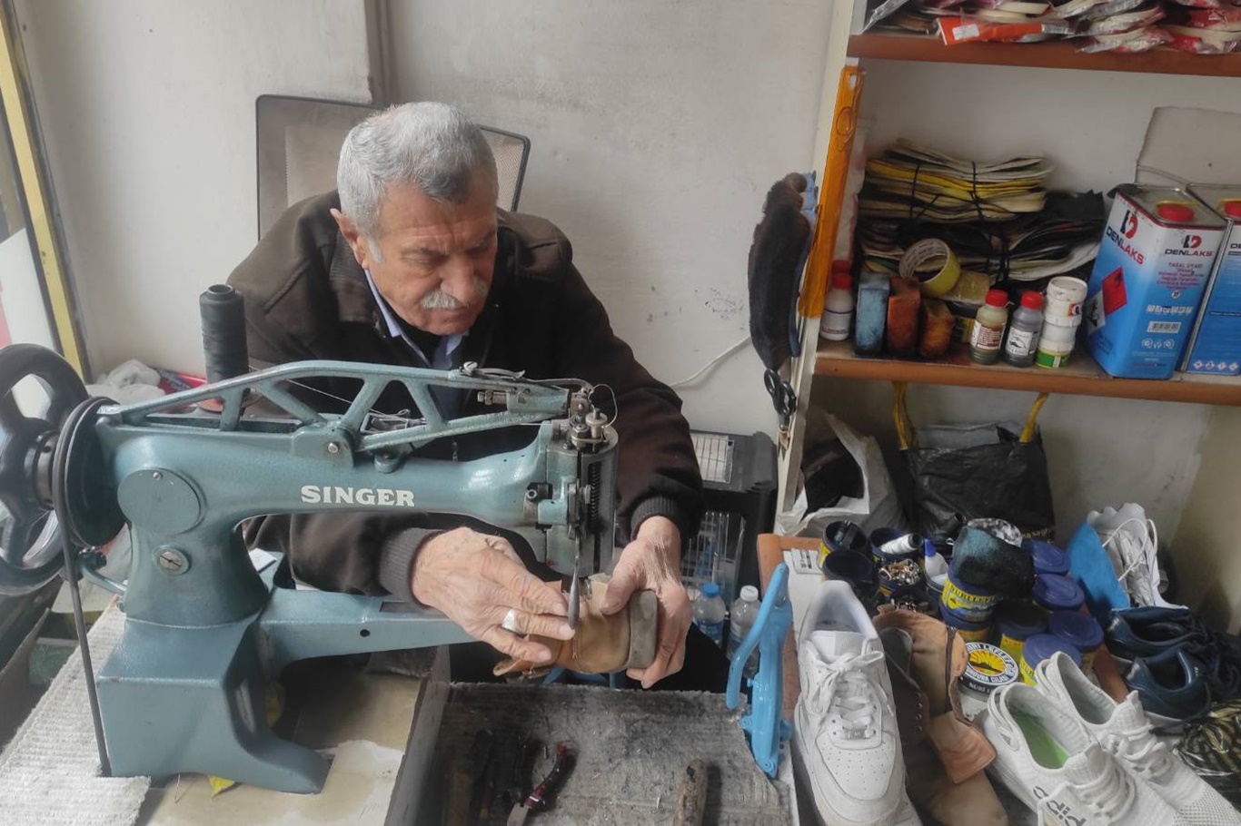 Yarım asırdır ayakkabı tamir ediyor