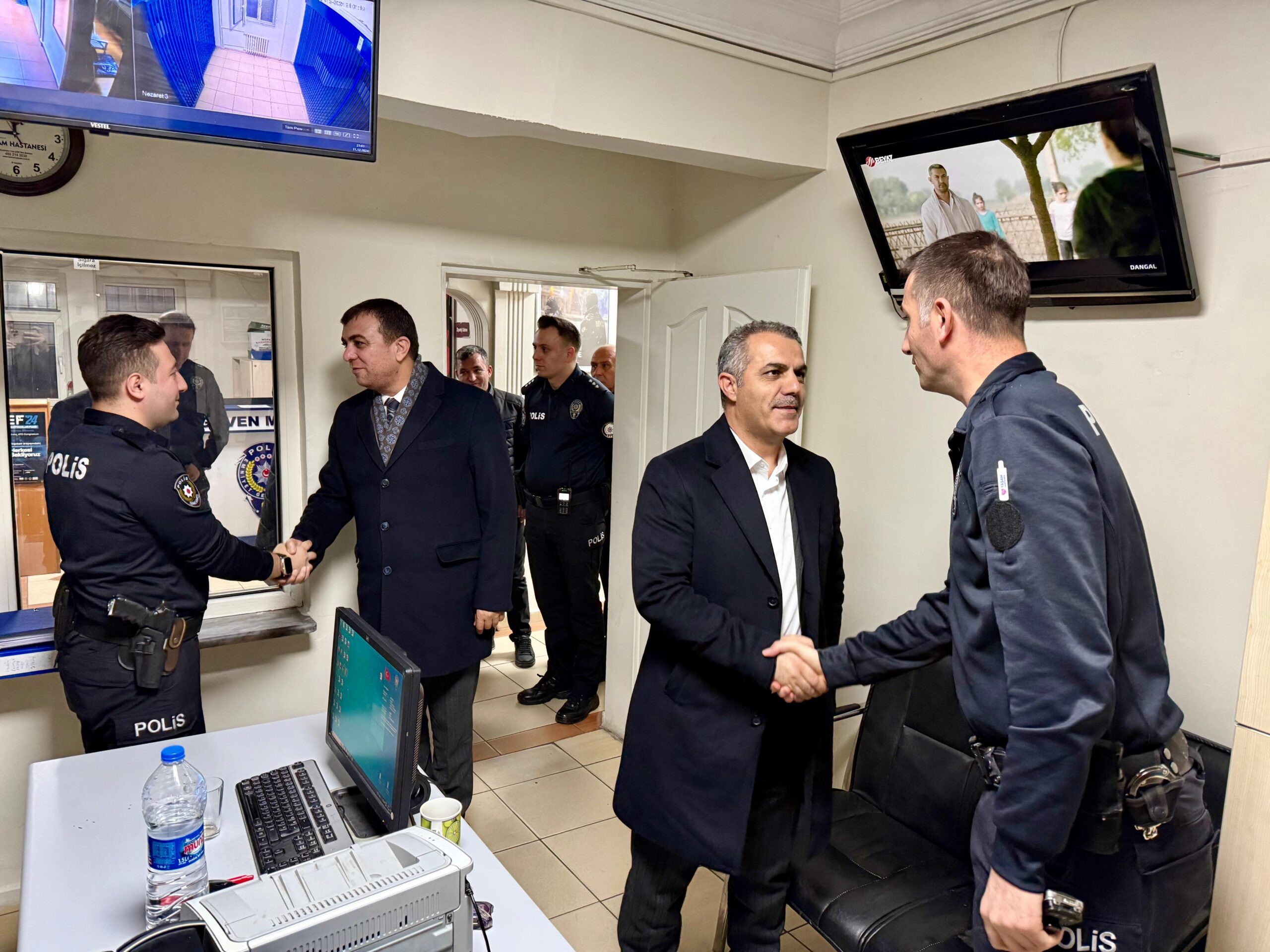 AK Parti’den polis merkezlerine ziyaret