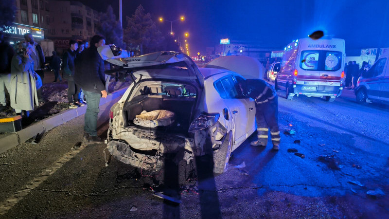 Araçlar çarpıştı: 5 yaralı