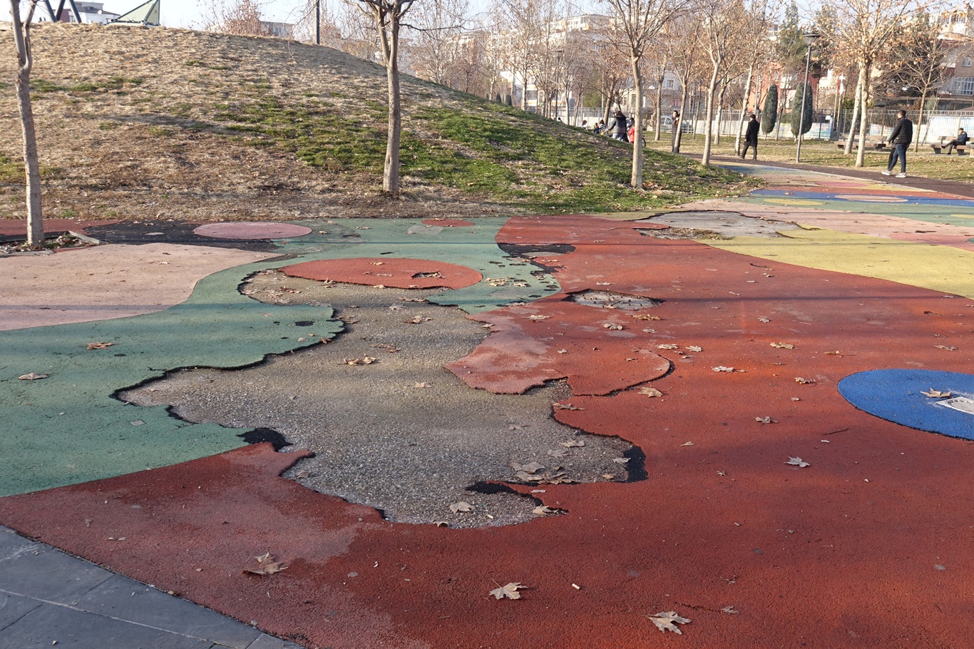 Bakımsız parklara tepki!