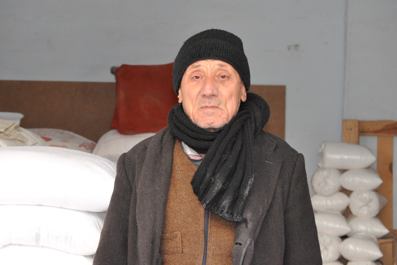 Doğal un ve tuz satarak geçimini sağlıyor