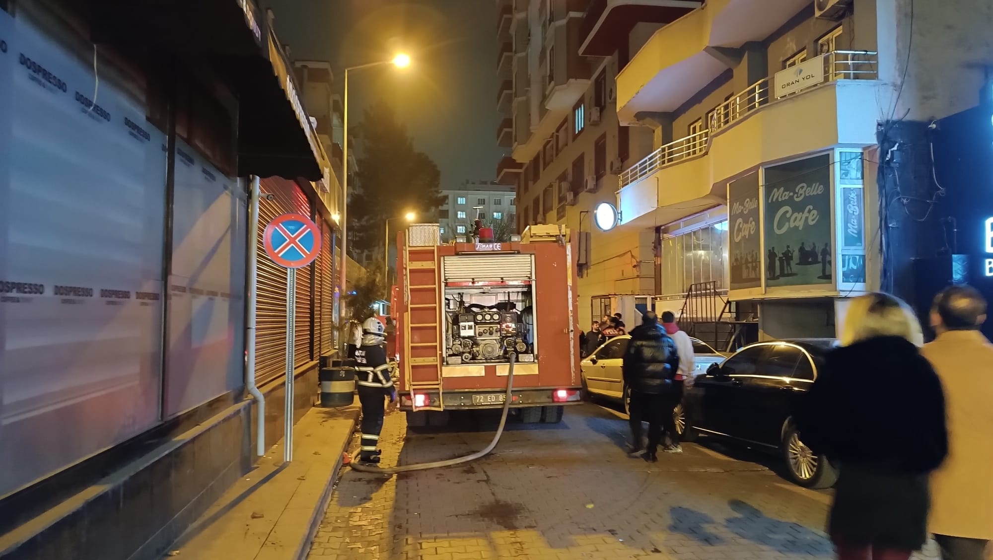 Evini ateşe verip yardım istedi