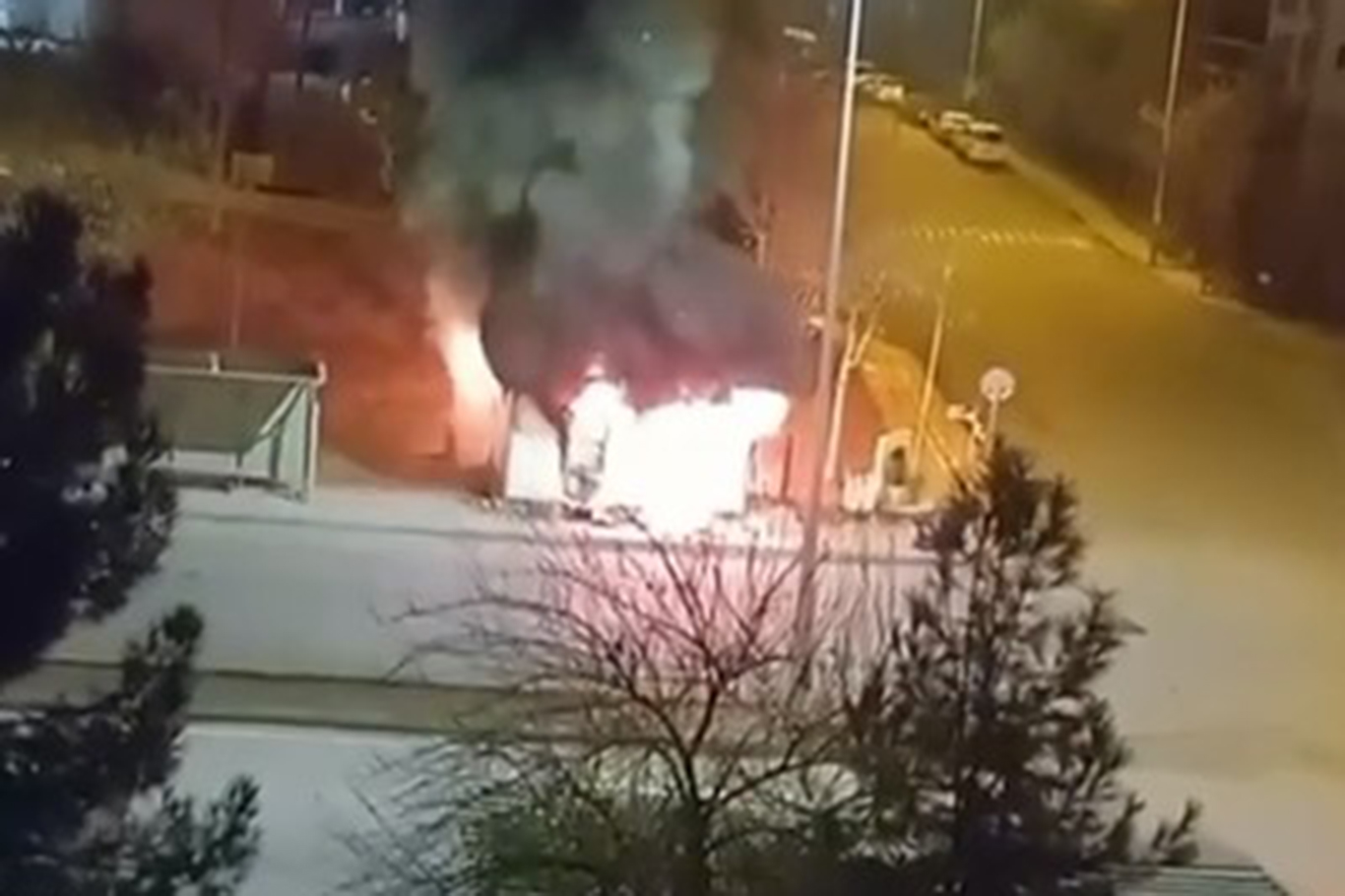 Kulübeye benzin dökülerek ateşe verdiler