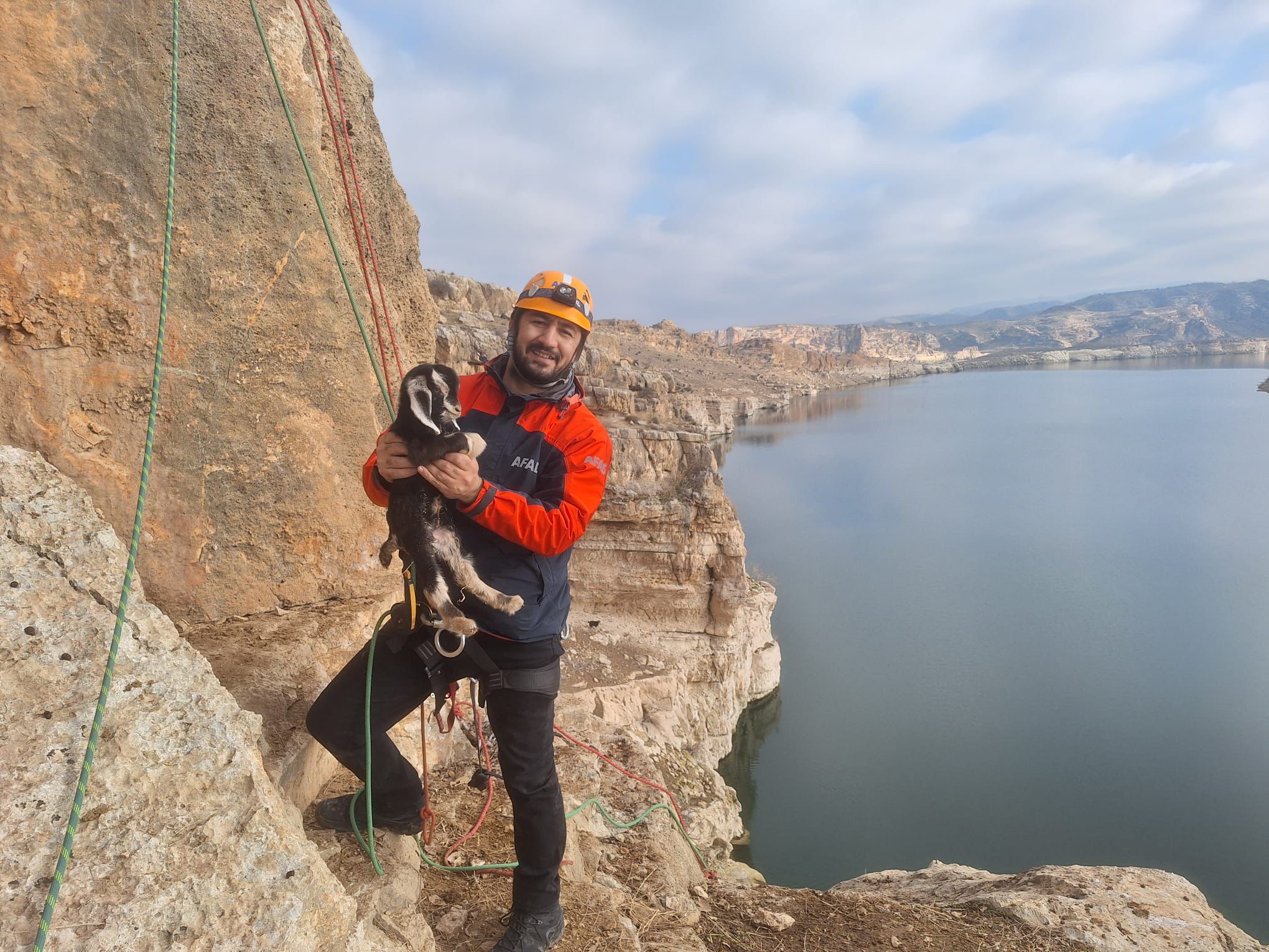 Mahsur kalan keçiler kurtarıldı