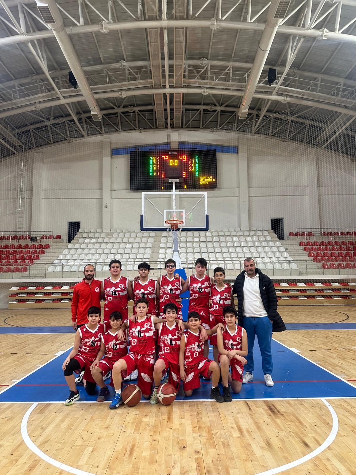 Minik basketçiler şampiyonluğu göğüsledi