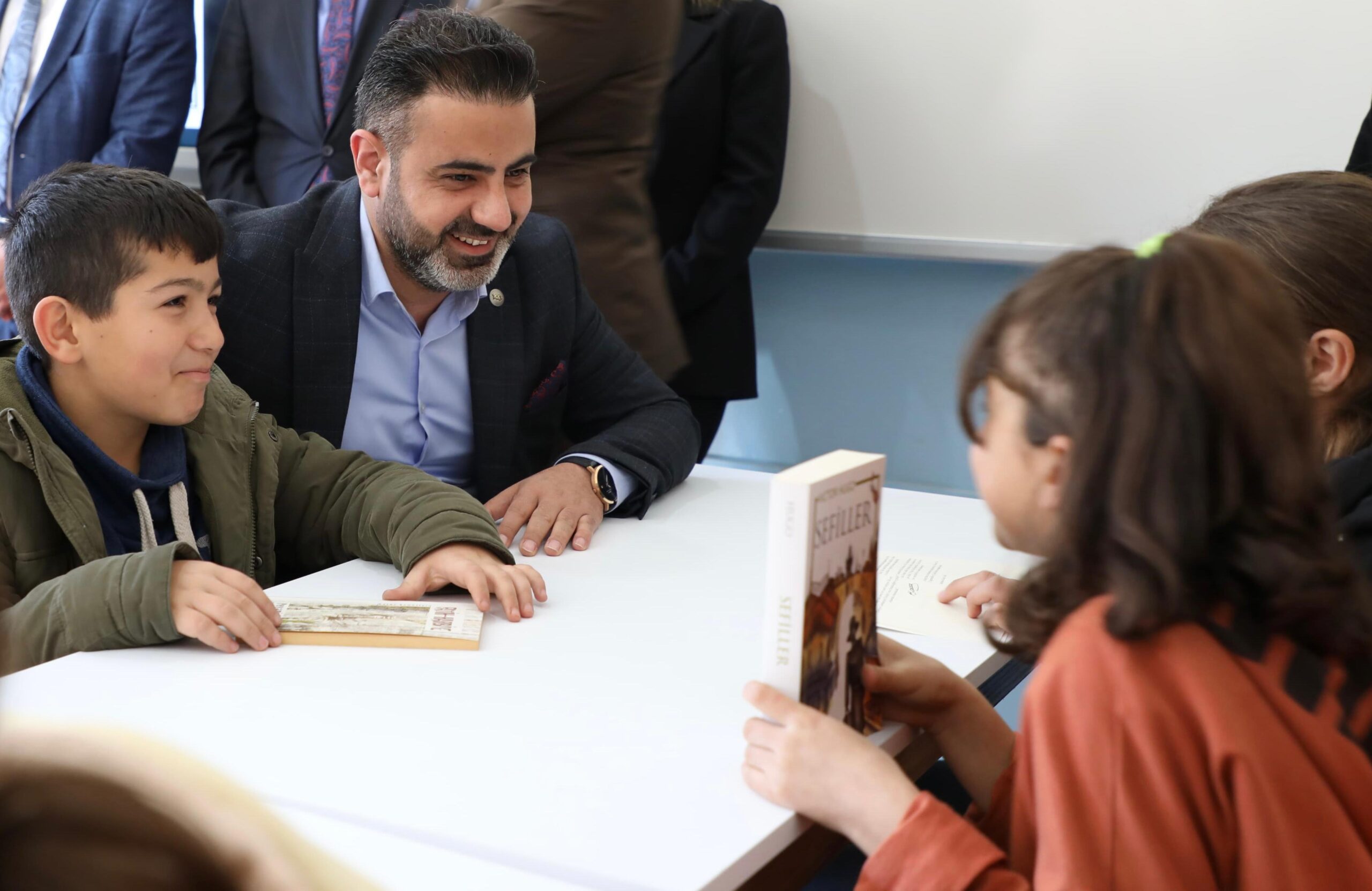 Minik öğrencilere bot hediye ettiler