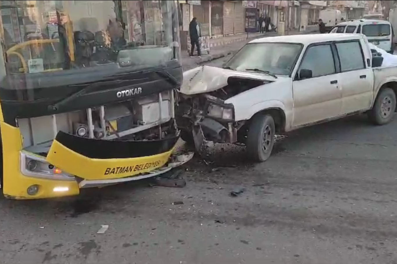 Otobüs ile pikap çarpıştı
