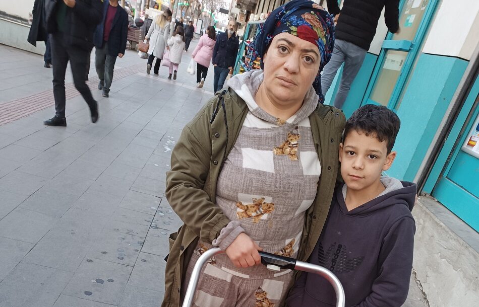 Suriyeli kadın yardım bekliyor