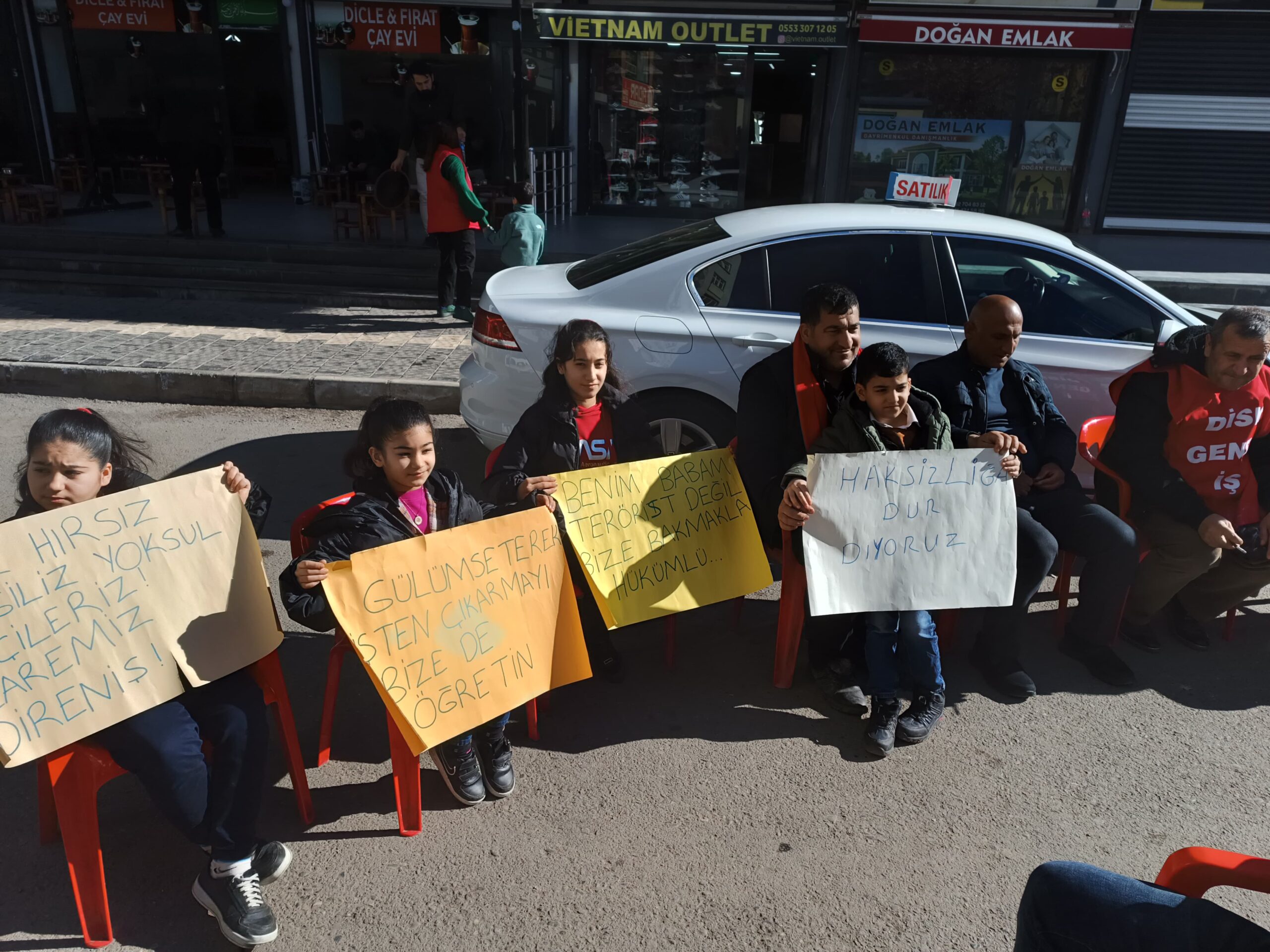 “TARİHİN EN BÜYÜK İŞÇİ KIYIMLARI YAŞANIYOR”