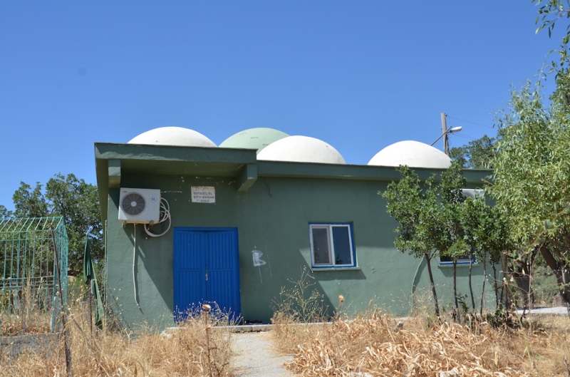 Türbenin hayır kutusunu çaldılar