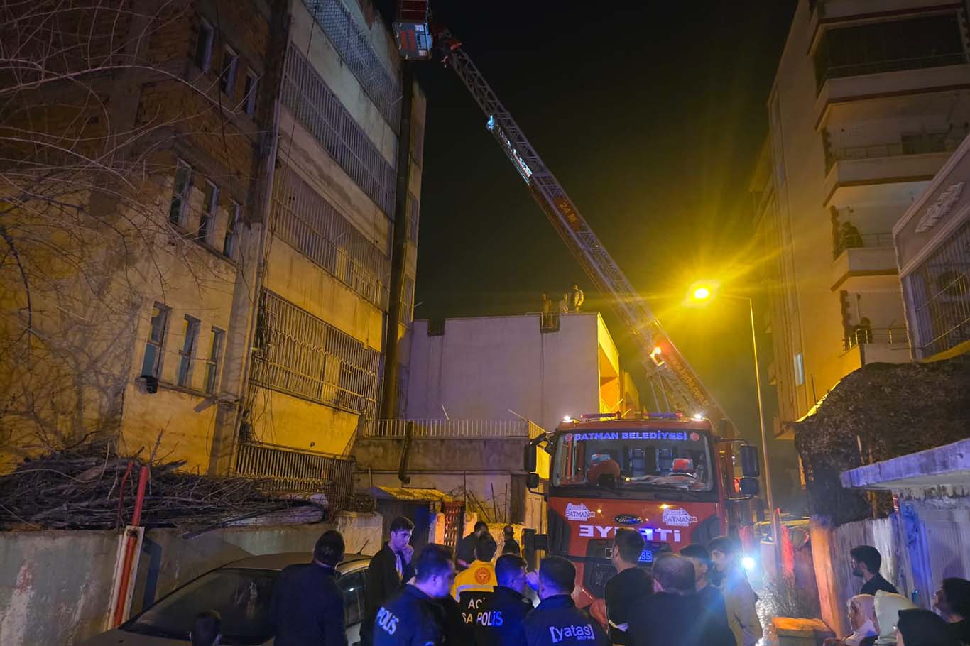 Yangında mahsur kalan 5 kişi kurtarıldı