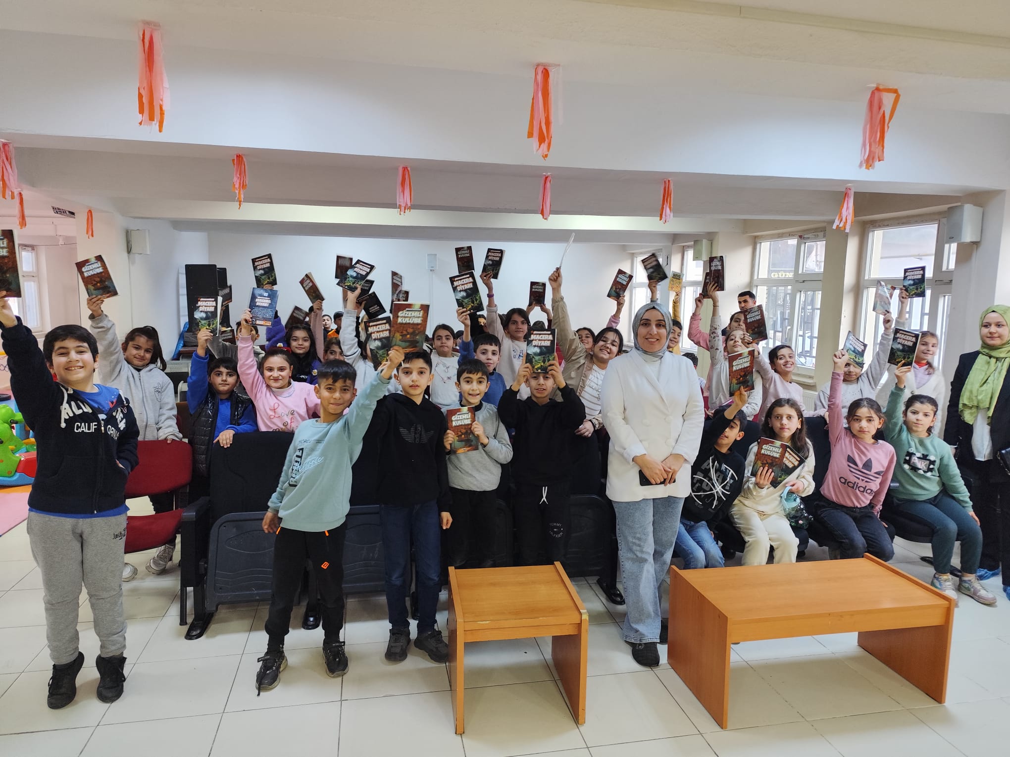 Yazar Demirhan’dan imza günü