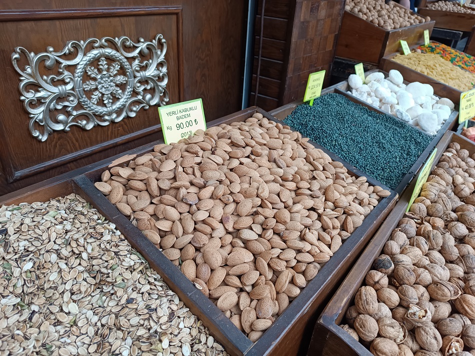 Yerli badem tezgahları süslüyor