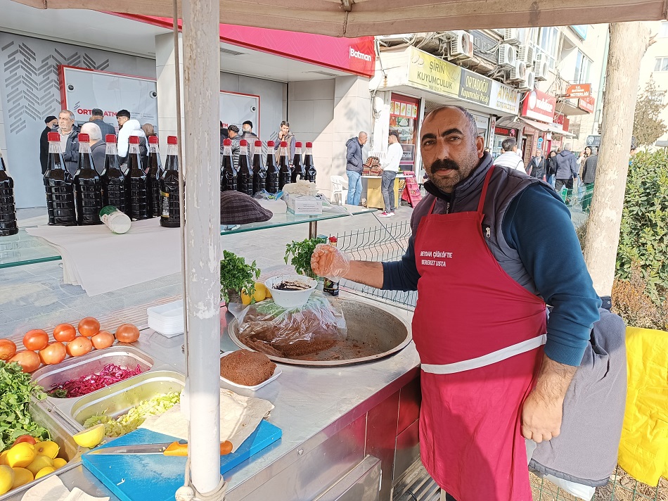 20 Yıldır çiğköfte yoğuruyor