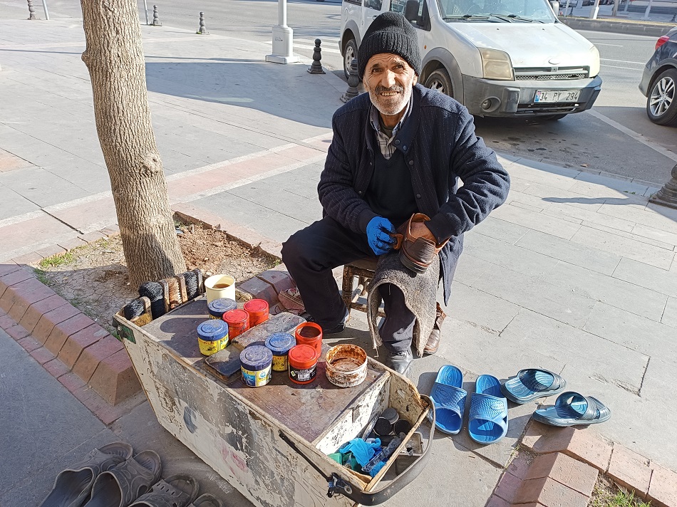 50 Yıldır ayakkabı boyuyor