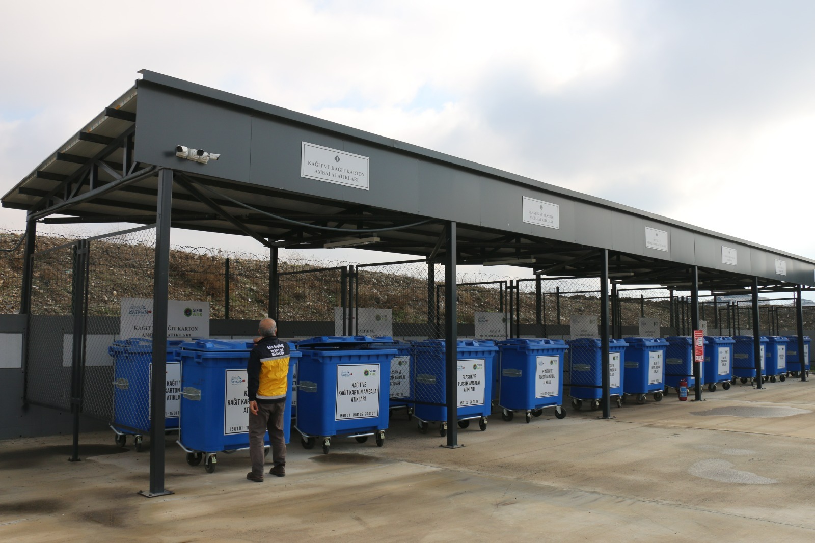 “Atık pilleri toplama kutularına atın”