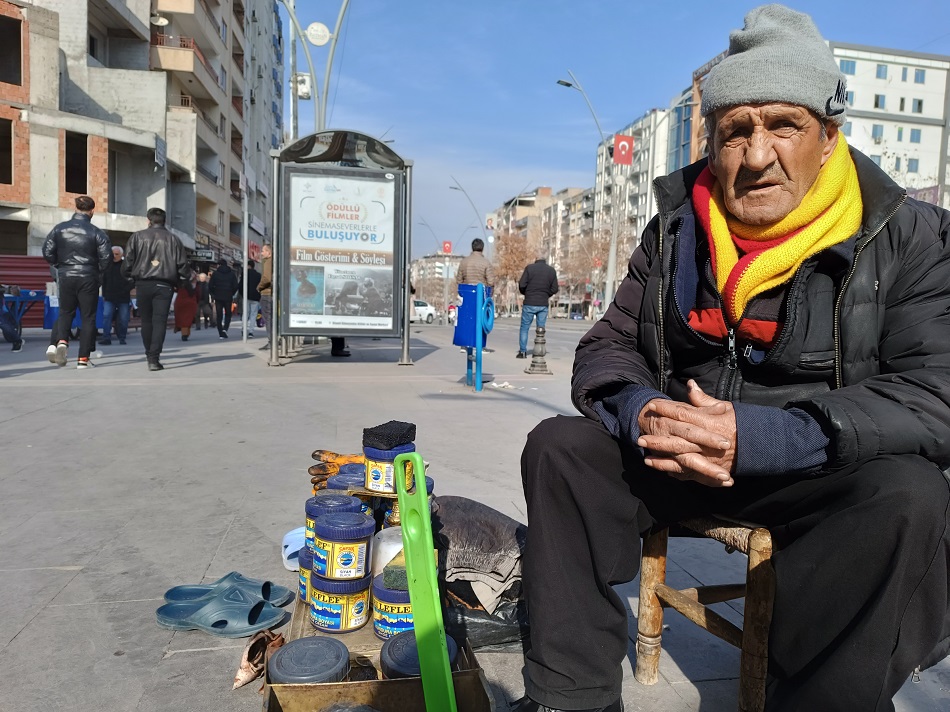 “Ayakkabı boyayarak geçimimi sağlayamıyorum”