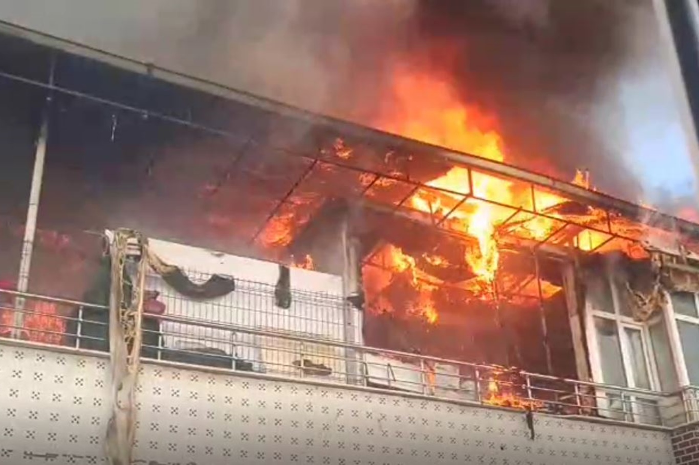 Çatıda çıkan yangın korkuttu