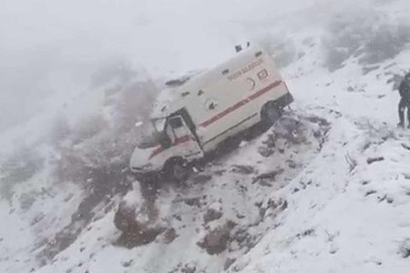 Cenaze aracı uçuruma sürüklendi!