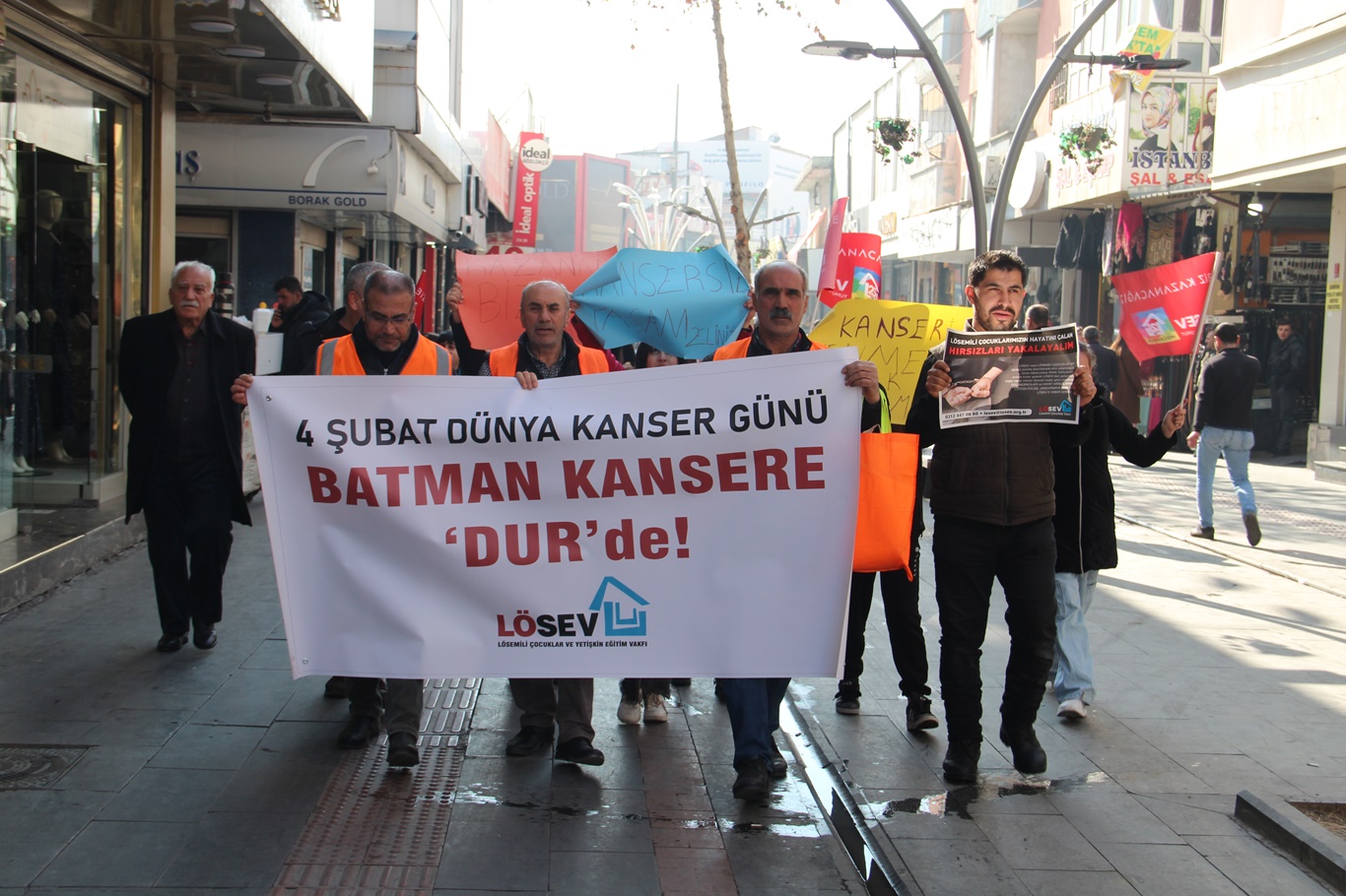 Dünya kanser günü için yürüdüler