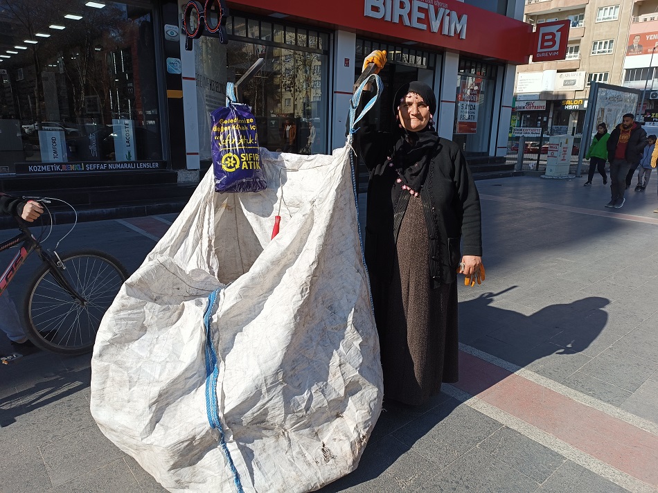 Ekonomik zorluklarla mücadele ediyor