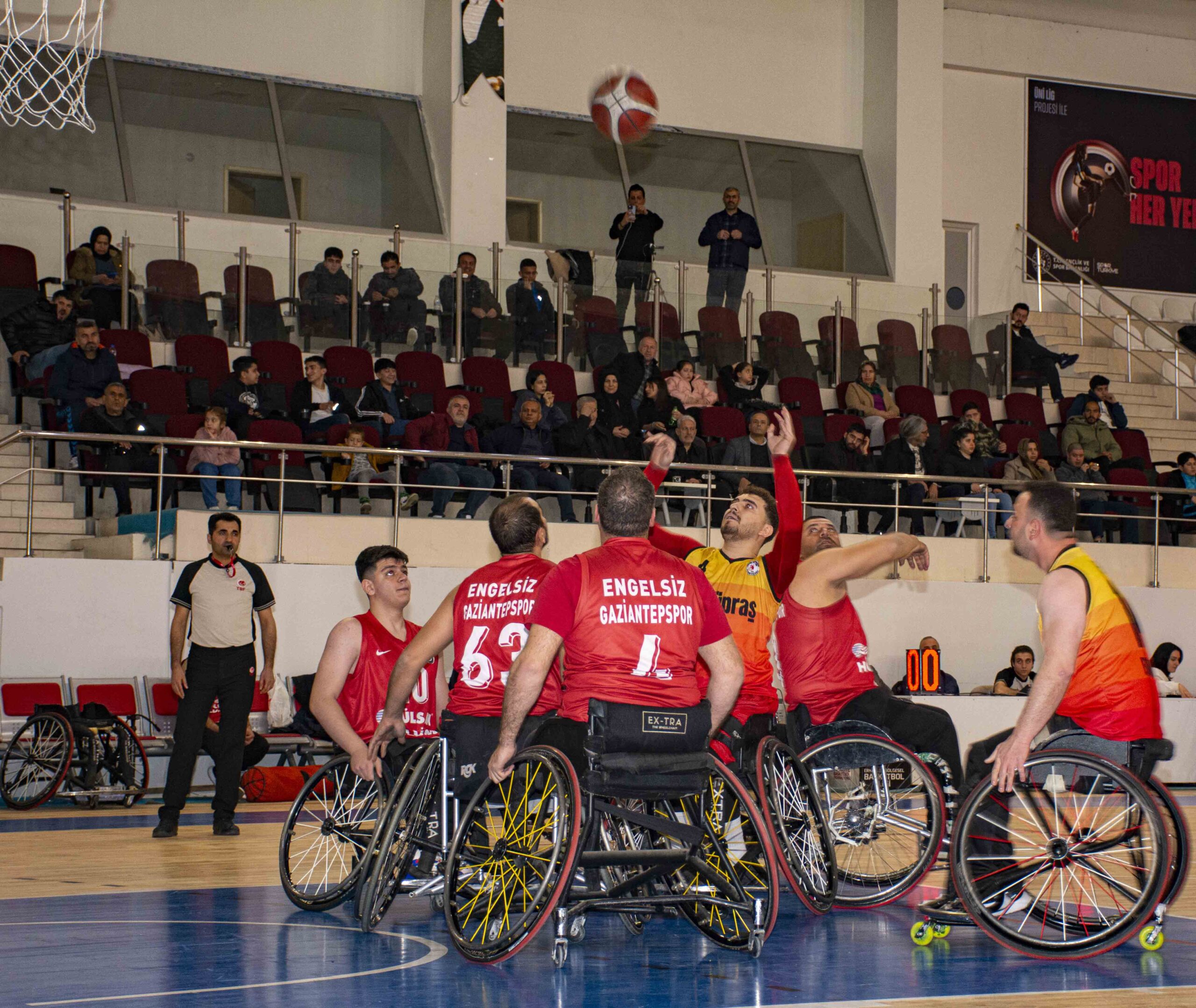Engelli basketçilerden farklı galibiyet