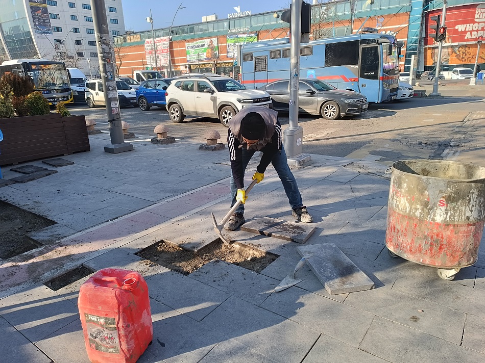 Kaldırımlar onarılıyor