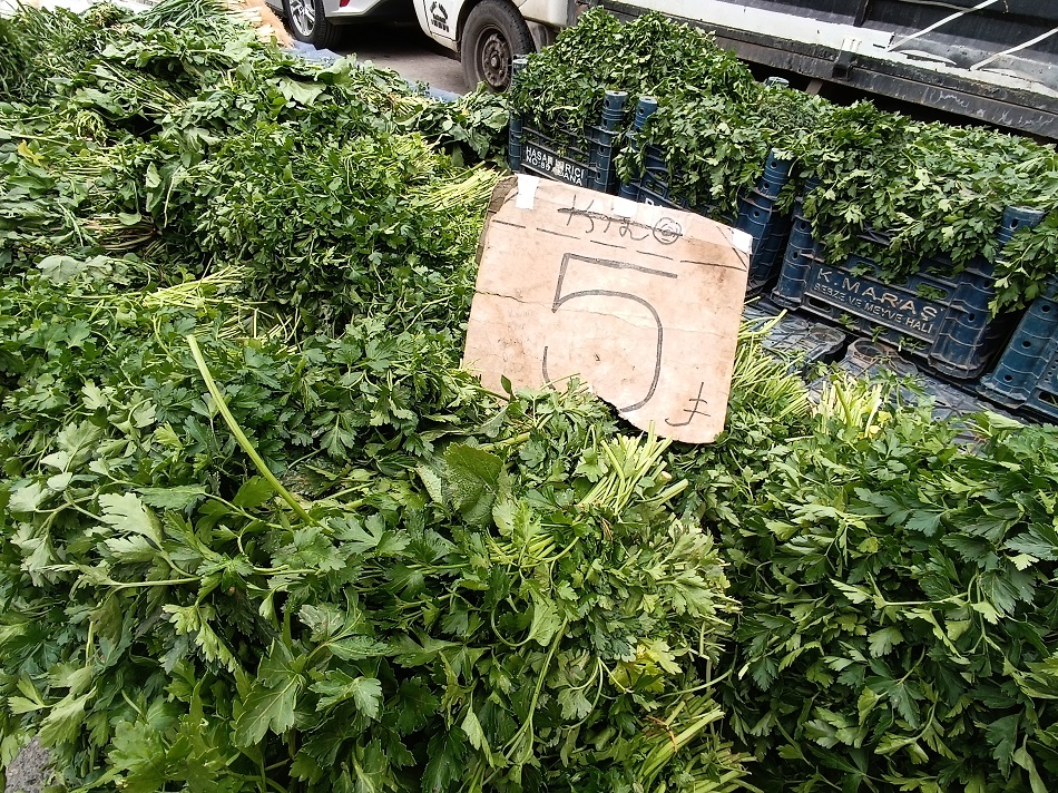 Pazarda maydanoz demeti 5 lira