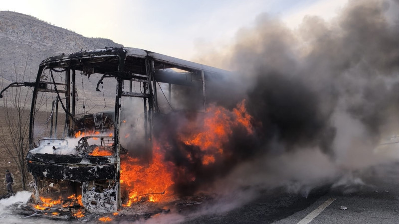Yolcu otobüsü alev alev